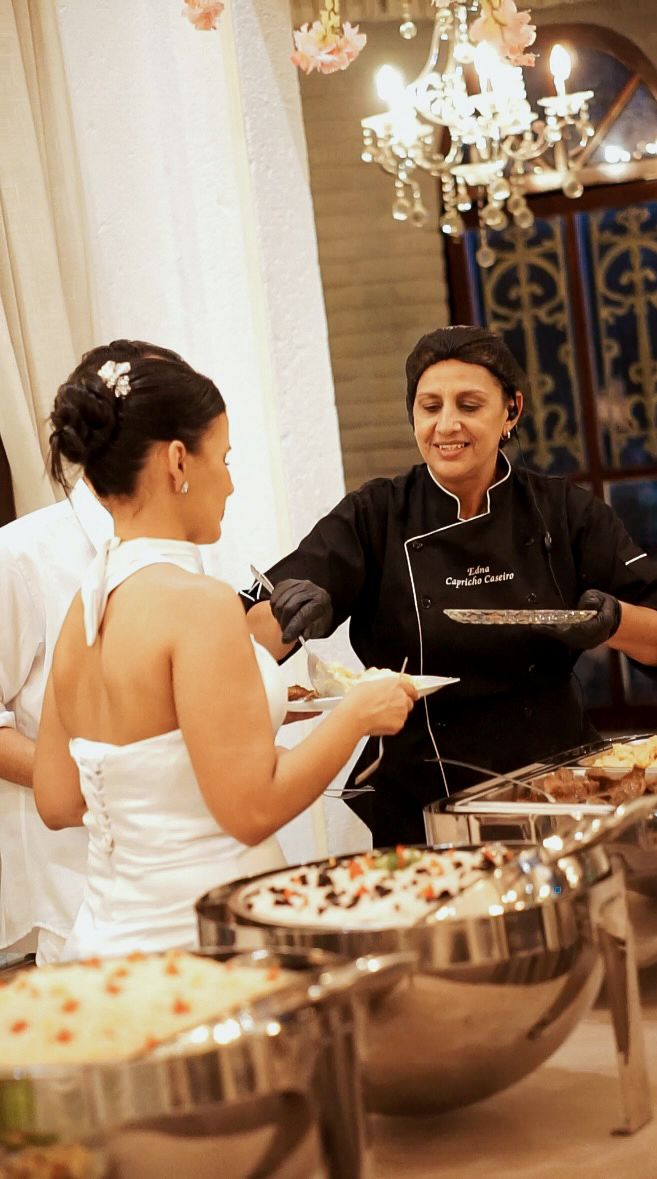 Chef Edna servindo o buffet